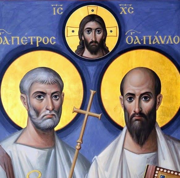 Візантійська ікона святих апостолів Петра і Павла: апостоли в золотих німбах на синьому тлі з грецькими написами, над ними в медальйоні — образ Христа